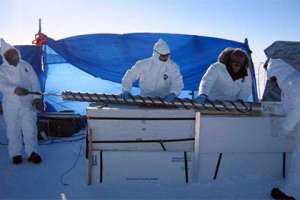Извлечение ледяного керна из гренландского ледника. Фото: Olivia Maselli
