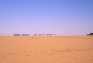  Наиболее распространенный мираж в пустыне, когда небо &quot;отражается&quot; в песке, и кажется водной гладью ©Flickr 