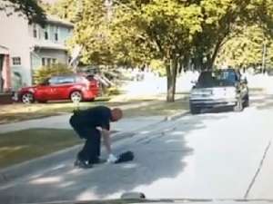 В США полиция выложила видео о спасении скунса, застрявшего головой в стаканчике из-под йогурта. Фото: Rochester Police / Facebook