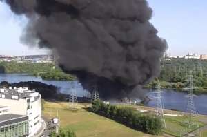 Масляное пятно на Москве-реке горело на площади 300 кв. метров