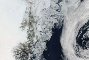  Большие куски тающего льда можно увидеть в воде недалеко от берега, на юге ветрами и течениями были сформированы спирали льда ©nasa.gov