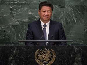 Выступление председателя Китая Си Цзиньпина стало одним из центральных на саммите по устойчивому развитию в ООН: тот сформулировал его принципы, предложил 12 млрд долларов на помощь бедным странам и призвал создать глобальную цепь чистых источников. Фото:  UN Photo/Cia Pak 