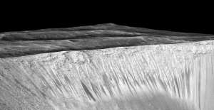 Темные полосы, потенциальные марсианские &quot;соленые ручьи&quot;, на склонах кратера Гархи. © NASA/ JPL/University of Arizona