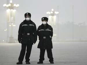 Власти столицы КНР Пекина объявили наивысший (&quot;красный&quot;) уровень экологической тревоги из-за того, что город окутал густой смог. Фото: Reuters