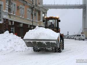 В Приморье после снегопада разгребают четырехметровые сугробы. Фото: Администрация Владивостока