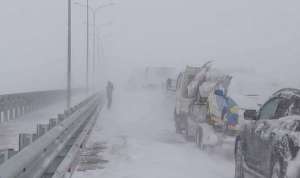 Из-за аномальных метелей и снегопадов ограничено движение на 20 трассах. Фото с сайта dorinfo.ru