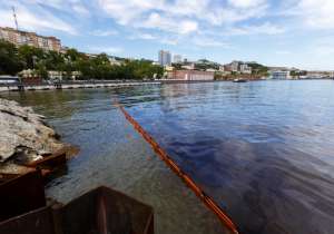 Разлив нефтепродуктов на акватории Золотого Рога во Владивостоке произошел 17 июня. Фото: Александр Хитров, РИА PrimaMedia