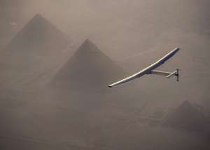 Solar Impulse 2 пролетает над пирамидами. SOLAR IMPULSE / Twitter