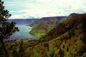 Район вулкана Тоба и одноимённое озеро. Фото wikipedia.org.