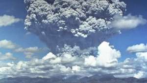 За несколько дней извержения в атмосферу было выброшено около десяти кубических километров горных пород. Фото USGS/Wikimedia Commons.