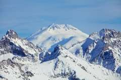 Гора Эльбрус (5642 м) — высочайшая вершина России (Фото: dmitry_islentev, Shutterstock)