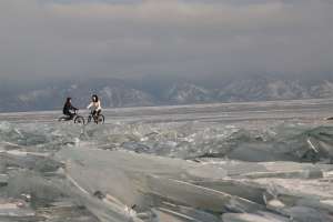 Чтобы полюбоваться зимними красками Байкала, некоторые рискуют. Но такая красота стоит риска. Фото: Ирина Савватеева
