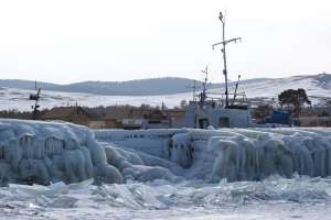 Байкал зимой - не всегда гладкое зеркало, иногда мороз схватывает и разбушевавшуюся стихию. Фото: Ирина Савватеева