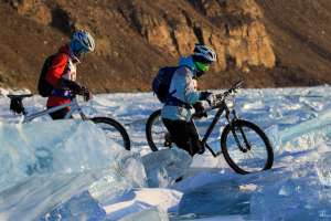 Зимой лед сковывает на Байкале суда до начала апреля, зато дает дорогу велосипедистам. Фото: РИА Новости