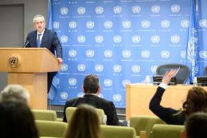 Пресс-секретарь ООН Стефан Дюжаррик зачитывает заявление Генсека ООН Антониу Гутерриша