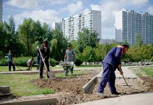 Рабочие благоустраивают территорию парка. Архивное фото. © РИА Новости / Евгений Самарин
