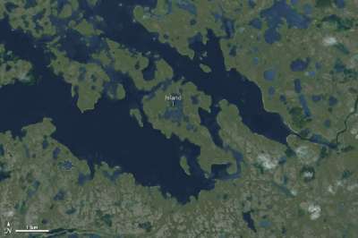 Канадский остров Виктория — восьмой по величине в мире, но не это делает его знаменитым. На его поверхности находится «географическая матрешка»: остров в озере, расположенном на еще одном острове в еще одном озере. Фото: NASA Earth Observatory
