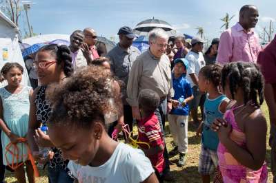 Поездка Генерального секретаря ООН Антониу Гутерриша по острову Доминика, разрушенному в результате урагана « Мария». Фото ООН.