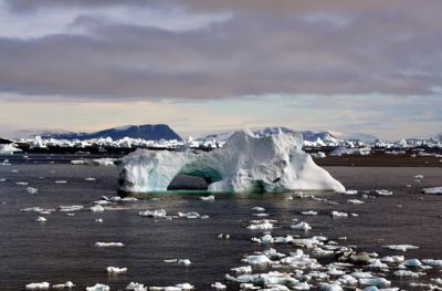 Айсберг, расположенный недалеко от полуострова Кейп-Йорк, Гренландия. 
