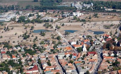 Вид с воздуха на путь, проделанный стремительным потоком грязи и шлама через город Девескер, Венгрия, 23 сентября 2011 года. (Reuters/Laszlo Balogh)