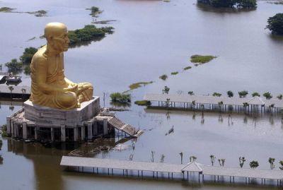 В настоящее время уровень воды уже стабилизировался и в столице Таиланда - Бангкоке, при этом от серьезного урона город смогли спасти установленные заранее дамбы и различные ограждения. 