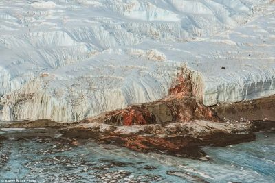 Кровавый водопад в Антарктике, выглядящий как поле жуткой битвы. Яркость цвета обусловлена высокой концентрацией оксида железа в воде.