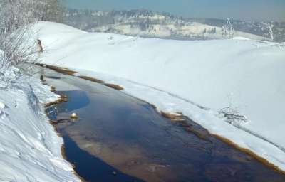 Нефтяное пятно на льду Ангары © Фото предоставлено пресс-службой Управления Росприроднадзора по Иркутской области