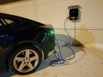 Tesla заряжается от первой зарядной станции в Киркенесе. Credit: Finn Helge Lunde