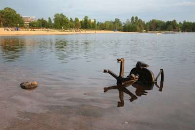 Спустя несколько дней после визита чиновников берега Нижнего Суздальского озера вновь напоминают свалку. Фото: Наталья Онищенко/РГ