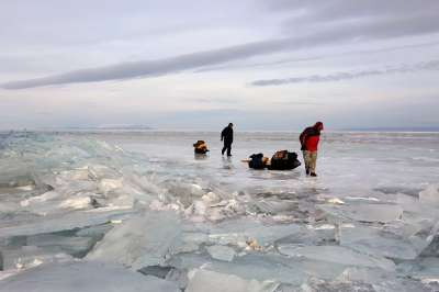 Количество туристов на Байкале не иссякает зимой, свои отходы они оставляют на великом озере круглогодично. Фото Ирина Савватеева.