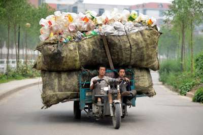 В Китае существует целое сообщество людей, которые скупают у жителей мусор, сортируют его и продают в пункты приема. В одном Пекине работают 160 тысяч таких сборщиков. Фото: REUTERS