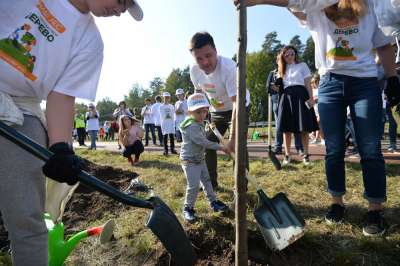 Одно из предназначений настоящего мужчины - посадить дерево - трехлетний Михаил Воробьев уже исполнил. Фото: Иван Водопьянов