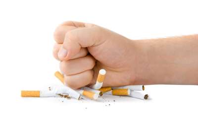 По оценкам исследователей, около 60 процентов людей, однажды взявших сигарету, становятся ежедневными курильщиками. Фото: depositphotos.com