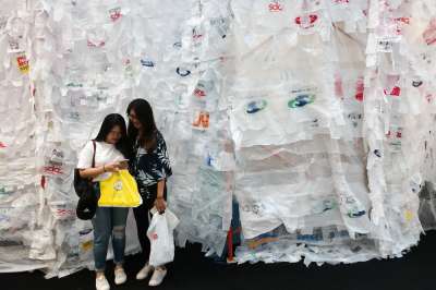 За рубежом целлофановые пакеты становятся объектами искусства, а у нас создают экологические проблемы. Фото: REUTERS