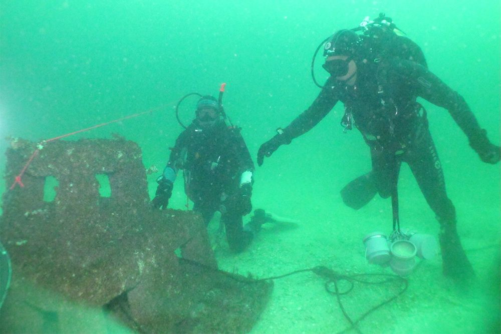 Водолазы проводят тщательный осмотр донной станции на дне Каспийского моря